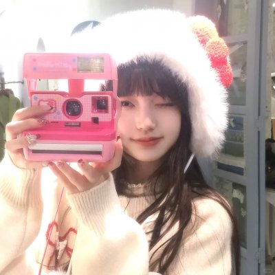 她在这里